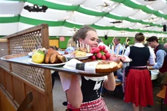 Các món ăn truyền thống Bavaria được giới thiệu tại lễ hội bia Oktoberfest ở Munich, Đức, ngày 21/9/2019. (Ảnh: THX/ TTXVN)