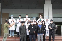 Các bệnh nhân COVID-19 được điều trị khỏi tại Bệnh viện Bệnh Nhiệt đới Trung ương cơ sở 2 sẽ được tiếp tục cách ly, theo dõi y tế trong 14 ngày. (Ảnh: TTXVN phát)