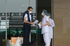 Cựu đại sứ Pháp Jean-Noël Poirier khi xuất viện, ngày 10/4. (Nguồn: Đặng Dương/Vietnam+)