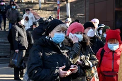 Người dân đeo khẩu trang phòng lây nhiễm COVID-19 tại Kiev, Ukraine, ngày 23/3/2020. (Ảnh: AFP/TTXVN)