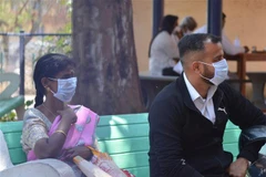 Bệnh nhân nghi nhiễm COVID-19 chờ kiểm tra tại Bangalore, Ấn Độ, ngày 12/3. (Ảnh: THX/TTXVN)