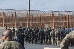 Binh sỹ Mỹ tham gia diễn tập tại trạm kiểm soát biên giới ở Hidalgo, bang Texas, Mỹ, giáp Mexico. (Ảnh: AFP/ TTXVN)