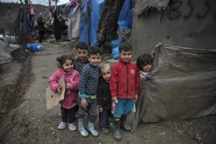 Trẻ em tại một trại tị nạn ở Lesbos, Hy Lạp, ngày 5/3. (Ảnh: AFP/TTXVN)
