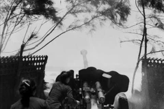 'Nữ pháo binh Ngư Thủy.' Nữ dân quân pháo binh Ngư Thủy (Quảng Bình) bắn cháy tàu chiến Mỹ trong trận đánh chiều 7/2/1967. (Ảnh: Lương Nghĩa Dũng/TTXVN).