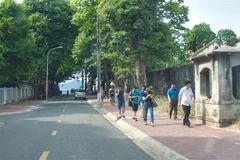 Du khách tham quan du lịch tại Côn Đảo. (Ảnh minh họa: Hoàng Nhị/TTXVN)