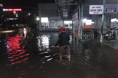 Mưa gây ngập nhiều khu vực trong Bệnh viện Đa khoa Khu vực huyện Hóc Môn. (Ảnh: TTXVN phát)