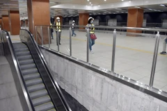 Thang máy cuốn dành cho hành khách đi từ tầng B1 xuống tầng B2 ga Nhà hát Thành phố. (Ảnh: Tiến Lực/TTXVN)