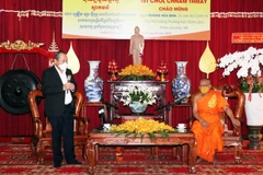 Phó Thủ tướng Thường trực Chính phủ Trương Hòa Bình chúc mừng các chư Tăng, Phật tử Nam tông và bà con Khmer nhân Tết cổ truyền Khmer Chol Chnam Thmay. (Ảnh: Xuân Khu/TTXVN)