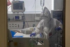 Nhân viên y tế chăm sóc bệnh nhân mắc COVID-19 tại một bệnh viện ở Daegu, Hàn Quốc ngày 18/3/2020. (Ảnh: THX/TTXVN)