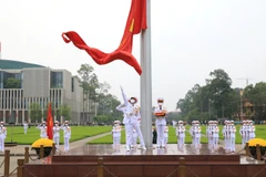 Quốc kỳ tung bay trong tiếng Tiến quân ca trên Quảng trường Ba Đình. (Ảnh: Thành Đạt/TTXVN)