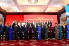 Chủ tịch Quốc hội Nguyễn Thị Kim Ngân, Phó Thủ tướng Thường trực Trương Hòa Bình, Bí thư Thành ủy TP Hồ Chí Minh Nguyễn Thiện Nhân với các đồng chí lãnh đạo thành phố và các đại biểu chụp ảnh chung. (Ảnh: Thanh Vũ/