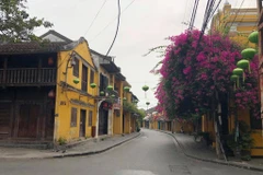 Nhiều tuyến phố cổ Hội An thưa người qua lại. (Ảnh: Đoàn Hữu Trung/TTXVN)