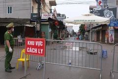 Thay vì xét nghiệm hàng loạt như Hàn Quốc, Việt Nam đã tập trung vào việc cách ly người mắc và truy tìm mọi mối tiếp xúc từ người bệnh. (Ảnh: Phạm Hùng/TTXVN phát)