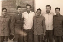 Đại tá Anatoly Nazarov, Phó Chủ tịch Chi hội St. Petersburg của Hội liên khu vực cựu chiến binh chiến tranh Việt Nam (MOOVVV) Liên bang Nga chụp ảnh chung với các sỹ quan Việt Nam. (Nguồn: TTXVN)