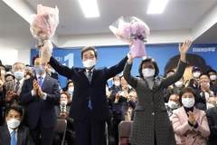 Cựu Thủ tướng Hàn Quốc Lee Nak-yon (giữa, phía trước), ứng viên của Đảng Dân chủ đồng hành cầm quyền, mừng chiến thắng sau khi kết quả bầu cử Quốc hội khóa 21 được công bố, tại Seoul, ngày 15/4/2020. (Ảnh: AFP/TTXVN)
