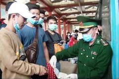 Công dân người Việt Nam trở về nước nhập cảnh qua Cửa khẩu quốc tế Cha Lo (huyện Minh Hóa, tỉnh Quảng Bình). (Ảnh: Võ Dung/TTXVN)