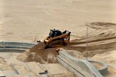 Mỹ: Sân trượt ván bị phủ cát, người chơi kéo đến để 'cắm trại'