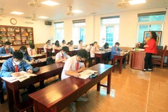 Học sinh ngồi học giãn cách đảm bảo an toàn phòng dịch COVID-19. (Ảnh: An Đăng/TTXVN)