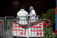 Nhân viên y tế làm việc tại bệnh viện điều trị bệnh nhân COVID-19 tại New York, Mỹ ngày 14/4/2020. (Ảnh: THX/ TTXVN)