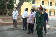 Ban chỉ đạo phòng, chống dịch Covid-19 huyện Văn Lâm khảo sát khu vực cách ly tập trung 500 giường tại Trường Đại học Tài chính Quản trị kinh doanh. (Ảnh: Đinh Tuấn/TTXVN)