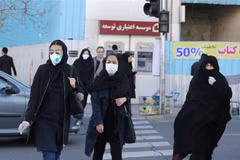 Người dân đeo khẩu trang phòng lây nhiễm COVID-19 tại Tehran, Iran, ngày 2/3/2020. (Ảnh: AFP/TTXVN)