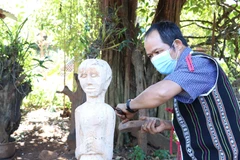 Những nghệ nhân tạc tượng phải rất tỉ mỉ, khéo léo để có thể thổi hồn vào bức tượng do mình làm ra. (Ảnh: Hồng Điệp/TTXVN)