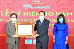 Ông Trần Thanh Mẫn, Ủy viên Bộ Chính trị, Phó chủ tịch thường trực Quốc hội trao Bằng khen của Thủ tướng chính phủ cho lãnh đạo Báo Đại Đoàn Kết. (Ảnh: Minh Đức/TTXVN)