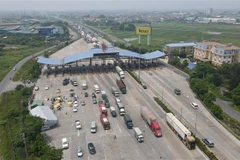 Phương tiện qua trạm thu phí cao tốc Pháp Vân-Cầu Giẽ. (Ảnh: TTXVN/phát)