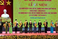 Ủy viên Bộ Chính trị, Thường trực Ban Bí thư Võ Văn Thưởng tuyên dương các tập thể và cá nhân tiêu biểu trong học tập và làm theo lời Bác dạy. (Ảnh: Thế Duyệt/TTXVN)