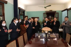 Tổng Bí thư Nguyễn Phú Trọng nói chuyện với cán bộ, nhân viên Khu di tích Chủ tịch Hồ Chí Minh ở Phủ Chủ tịch. (Ảnh: Trí Dũng/TTXVN)