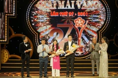 Nam diễn viên Võ Minh Luân, nữ diễn viên Hồng Trang đoạt giải thưởng Mai Vàng 2021 ở thể loại diễn viên sân khấu, truyền hình và diễn viên hài được yêu thích nhất. (Ảnh: Thu Hương/TTXVN)