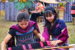 Thiếu nữ dân tộc Tà Ôi dệt vải. 