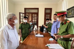 Công an tỉnh Đồng Nai công bố lệnh bắt nguyên Giám đốc Sở Tài nguyên và Môi trường Đồng Nai Lê Viết Hưng. (Ảnh: TTXVN phát)