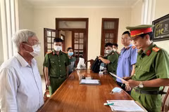 Công an tỉnh Đồng Nai công bố lệnh bắt nguyên Giám đốc Sở Tài nguyên và Môi trường Đồng Nai Lê Viết Hưng. (Ảnh: TTXVN phát)