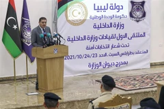 Thủ tướng lâm thời Libya Abdulhamid Dbeibah trong cuộc họp với các quan chức cấp cao Bộ Nội vụ tại Tripoli, ngày 23/10/2021. (Ảnh: AFP/TTXVN)