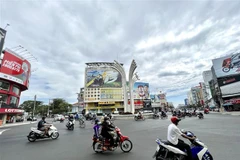 Người dân lưu thông bình thường tại khu vực Vòng xoay Đèn 4 Ngọn trên Quốc lộ 91 qua địa bàn thành phố Long Xuyên, tỉnh An Giang. (Ảnh: Thanh Sang/TTXVN)