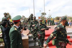 Đại tướng Phan Văn Giang và Đại tướng Chansamone Chanyalath chứng kiến buổi tuần tra chung đường biên giới hai nước Việt Nam - Lào. (Ảnh: Trọng Đức/TTXVN)
