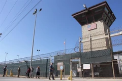 Hàng rào bên ngoài nhà tù Guantanamo, nằm trong căn cứ quân sự Mỹ tại Cuba, ngày 26/1/2017. (Ảnh: AFP/TTXVN)