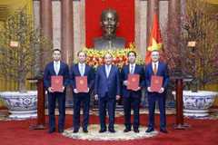 Chủ tịch nước Nguyễn Xuân Phúc trao Quyết định bổ nhiệm cho các Thứ trưởng Ngoại giao. (Ảnh: Thống Nhất/TTXVN)
