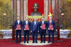 Chủ tịch nước Nguyễn Xuân Phúc trao Quyết định bổ nhiệm cho các Thứ trưởng Ngoại giao. (Ảnh: Thống Nhất/TTXVN)