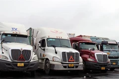 Nhiều xe contaner chở hàng đang bị mắc kẹt ở cửa khẩu Móng Cái. (Ảnh: TTXVN phát)