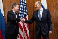 Ngoại trưởng Nga Sergei Lavrov (phải) và người đồng cấp Mỹ Antony Blinken (trái) tại cuộc gặp ở Geneva, Thụy Sĩ ngày 21/1. (Ảnh: AFP/TTXVN)