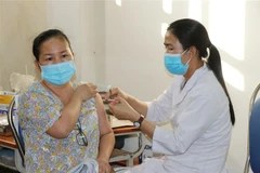 Người dân thành phố Nha Trang được tiêm mũi 3 vaccine phòng COVID-19 chiều 7/1. (Ảnh: Tiên Minh/TTXVN)