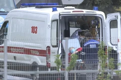 Nhân viên y tế chuyển bệnh nhân COVID-19 vào bệnh viện ở Moskva, Nga. (Ảnh: AFP/TTXVN)