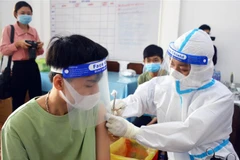 Cà Mau tiêm vaccine ngừa COVID-19 cho học sinh. (Ảnh: Huỳnh Anh/TTXVN)