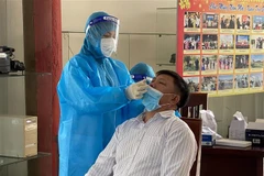 Ngành y tế tỉnh Ninh Thuận lấy mẫu xét nghiệm tầm soát dịch COVID-19 cho người dân tại thành phố Phan Rang-Tháp Chàm. (Ảnh: Công Thử/TTXVN)