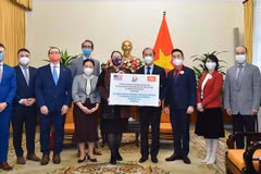 Thứ trưởng Bộ Ngoại giao Nguyễn Quốc Dũng trao số tiền ủng hộ các gia đình có người thân bị thiệt mạng trong các trận bão lốc xảy ra vào tháng 12/2021 tại bang Kentucky, Hoa Kỳ. (Ảnh: TTXVN phát)