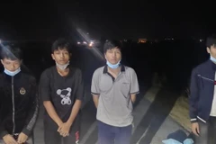 Các đối tượng nhập cảnh trái phép bị lực lượng biên phòng tỉnh Tây Ninh bắt giữ. (Ảnh: TTXVN phát)