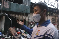 Anh Trung Văn Nam đang kể lại câu chuyện cho phóng viên. (Nguồn: Tuoitre.vn)