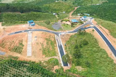 Các ngọn đồi trong “dự án” The Tropicana 2 đã bị cạo trọc cây xanh để xây dựng công trình và làm đường nội khu. (Ảnh: Nguyễn Dũng/TTXVN)